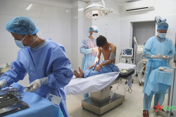 Trung tâm y tế Thị trấn Trường Sa cấp cứu ngư dân viêm ruột thừa cấp