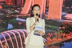 MC Hoàng Oanh lần đầu lộ diện sau xác nhận ly hôn chồng Tây: Môi nở nụ cười nhưng mắt man mác buồn