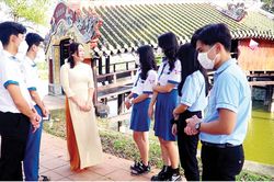 Dịch vụ du lịch Hướng đến sản phẩm du lịch giáo dục cho Huế