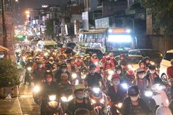 Mưa lớn ở Sài Gòn, cây ngã, đường kẹt cứng, người dân vật vã về nhà