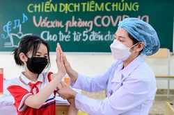 Những trẻ 5-11 tuổi đầu tiên được tiêm vaccine Covid-19