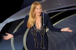 Amy Schumer bị dọa giết vì trò đùa tại Oscar 2022