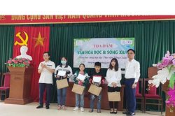 Những trang sách đang dần được mở