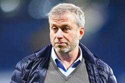 Ông chủ Chelsea bị đóng băng khối tài sản 7 tỷ USD