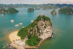 Thưởng ngoạn vẻ đẹp và không gian yên bình trên đảo Ti Tốp