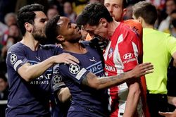 Trận Atletico vs Man City hóa 'võ đài': Túm tóc, húc đầu, chửi bới... thôi thì đủ cả
