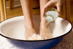 Chồng bưng chậu nước ấm pha gừng để vợ ngâm chân mỗi tối