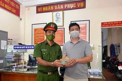 Trả lại 300 triệu đồng cho người đánh rơi