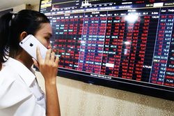 Áp lực bán tháo lan rộng, VN-Index lùi về 1.458,56 điểm