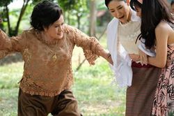 Cũng là con dâu mà sao tôi lại phải ước được mẹ chồng cưng chiều bằng 1/10 chị dâu cả?