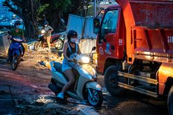 Né kẹt xe, người dân vượt rào công trình cầu Thủ Thiêm 2