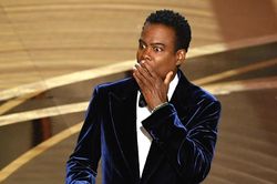 Lý do Chris Rock không rời sân khấu Oscar sau cú tát của Will Smith