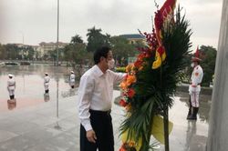 Đoàn công tác Ban Nội chính Trung ương dâng hoa tại Tượng đài Tổng Bí thư Nguyễn Văn Linh
