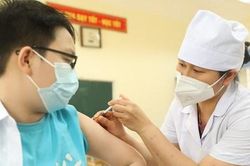 Gần 1.000 học sinh Hà Nội được tiêm vắc xin phòng COVID-19