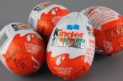 Phụ huynh cẩn trọng khi lựa chọn mua kẹo trứng Socola Kinder Surprise cho con