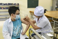 Ngày 16/4, gần 1.000 trẻ lớp 6 ở Hà Nội tiêm vaccine COVID-19