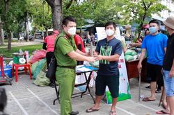 Nhiều người dân tự giác giao nộp súng tự chế