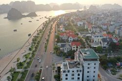 Choáng váng với con đường đẹp nhất Quảng Ninh quy tụ toàn biệt thự