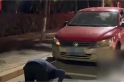 Bước ra khỏi xe, người đàn ông bất ngờ quỳ lạy trước ô tô, nguyên nhân phía sau vô cùng xúc động