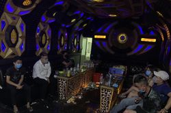 Phát hiện nhóm nam nữ 'bay lắc' trong quán karaoke