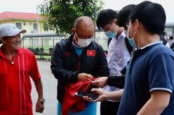 Buổi tập của U23 Việt Nam thu hút người hâm mộ Phú Thọ
