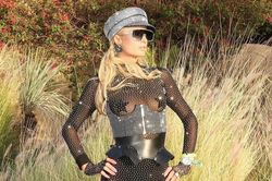 Paris Hilton mặc xuyên thấu ở đại nhạc hội