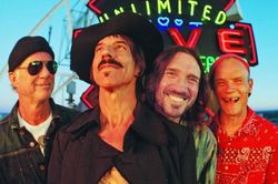 Album 'Unlimited Love' của Red Hot Chili Peppers: Trở về nhà trong tình yêu bất tận