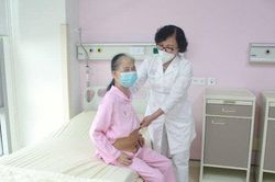 Cụ bà 71 tuổi mang khối u tương đương thai nhi 9 tháng