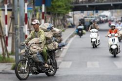 Vì sao vẫn khó thu hồi xe cũ nát?