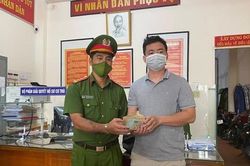 Đề xuất khen Phó công an phường và người dân trả lại số tiền lớn cho người đánh rơi