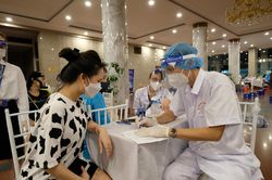 Số mắc và tử vong do COVID-19 giảm sâu: Coi COVID-19 như bệnh lưu hành?