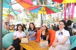 Biển Đà Nẵng sôi động cả ngày đêm phục vụ du khách dịp lễ