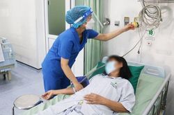 Dùng mỹ phẩm lột da tẩy trắng, người phụ nữ bị sốc phản vệ
