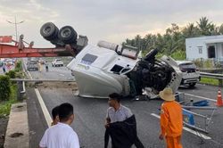 Xe đầu kéo lật 'chổng vó' trên trên cao tốc TP Hồ Chí Minh - Trung Lương