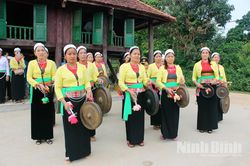Nhịp chiêng xứ Mường dẫn nẻo về nguồn cội