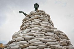 người Ukraine bảo vệ di sản văn hóa tránh khỏi bom đạn trong chiến sự