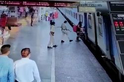 Nữ hành khách trượt chân khi lên tàu và hành động 'nhanh như điện' của 2 cảnh sát