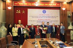 BHXH Việt Nam trao tặng Kỷ niệm chương 'Vì sự nghiệp BHXH Việt Nam' cho đại diện Tổ chức Y tế Thế giới tại Việt Nam