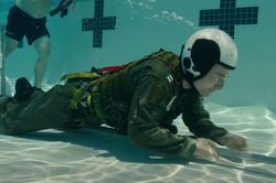 Tom Cruise tham gia khóa đào tạo hải quân và phi công chiến đấu