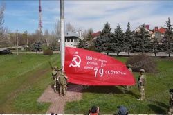 Cờ chiến thắng của Liên Xô trong Thế chiến II xuất hiện tại Ukraine