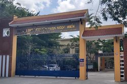 Báo cáo khẩn vụ phó hiệu trưởng trường chuyên bắt học sinh ăn thức ăn sau khi đã quăng vào thùng rác