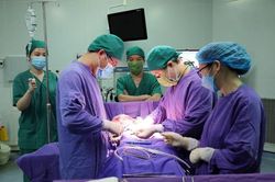 Bé gái 12 tuổi bị u quái ác tưởng chỉ người 20 tuổi mới mắc