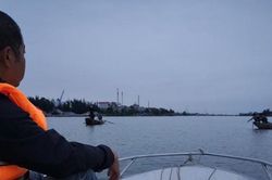 Tìm thấy thi thể nam thanh niên nhảy cầu Lạc Quần tự tử