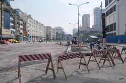 Đường Lê Lợi khoác áo mới khi 'lô cốt', rào tôn được tháo dỡ