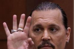 Johnny Depp nhớ lại khoảnh khắc cho rằng vợ cũ Amber Heard đại tiện lên giường ngủ