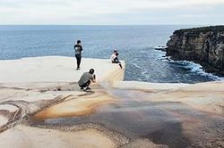 Mải mê 'sống ảo', du khách bất chấp 'vượt rào' băng ra vách đá chênh vênh