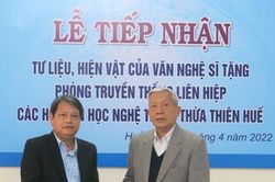 Văn hóa - Nghệ thuật Thông tin văn hóa Liên hiệp các Hội văn học nghệ thuật tiếp nhận hiện vật thành lập phòng truyền thống