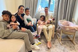 Ronaldo lần đầu đăng ảnh vợ và con gái mới sinh, xúc động cảm ơn CĐV Liverpool