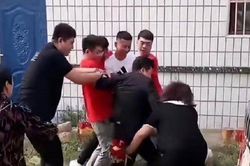 Rước dâu sớm vô tình phát hiện kế hoạch ngoài lề từ nhà gái, chú rể tức 'xì khói' đấm 1 vị khách đặc biệt