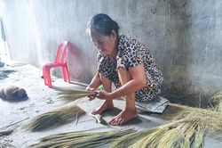 Những người làm chổi bông cỏ